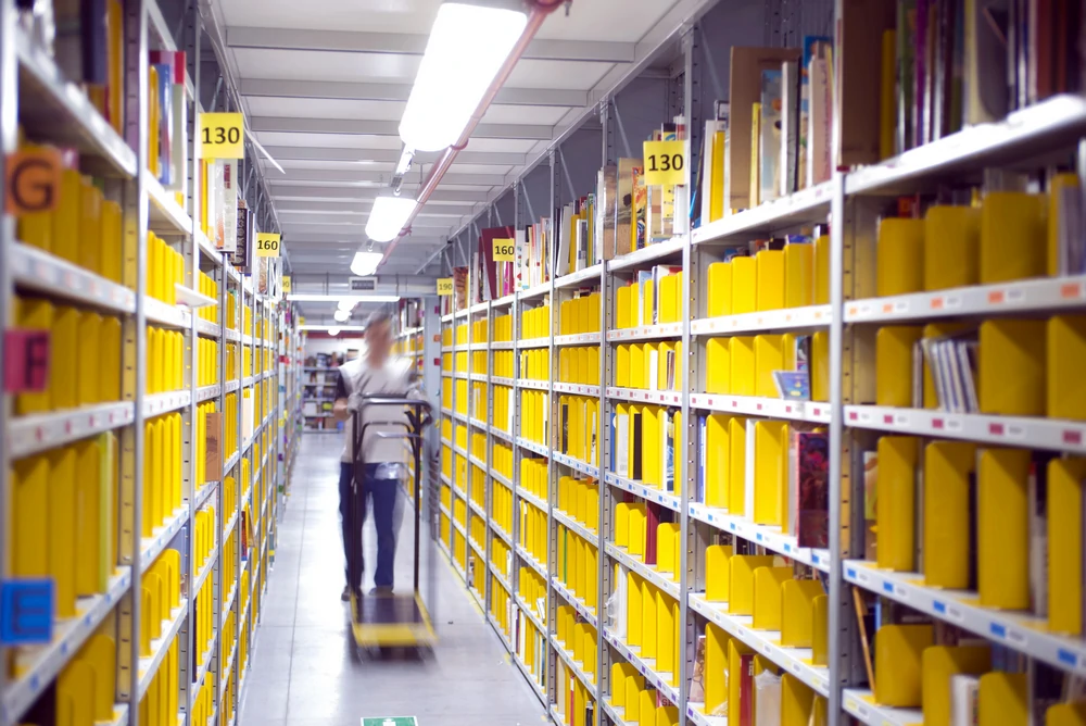 Fachkraft arbeitet in einem modernen Warenlager